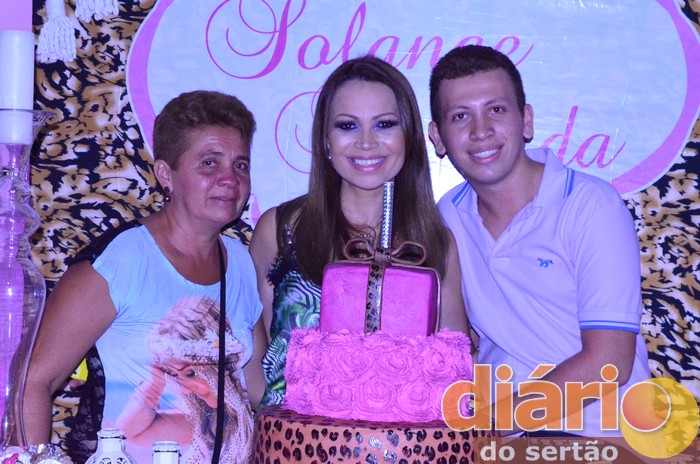 Solange da banda Aviões é surpreendida com festa de aniversário em Cajazeiras.  Veja fotos