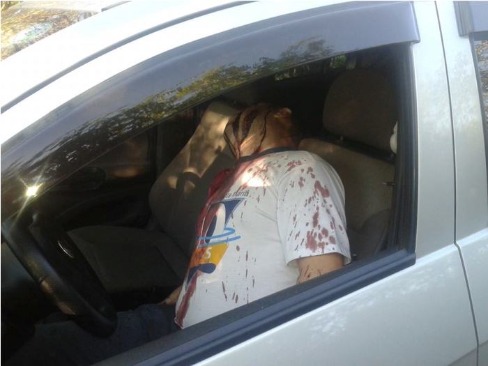 Imagens fortes: Funcionário de Faculdade de Cajazeiras é encontrado morto com tiro na cabeça; Ele foi assassinado dentro de carro
