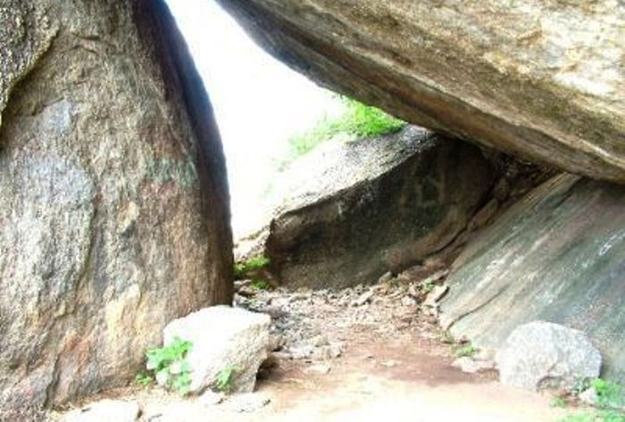 Além das antenas; Matagal esconde caverna histórica no Morro do Cristo Rei. Conheça!