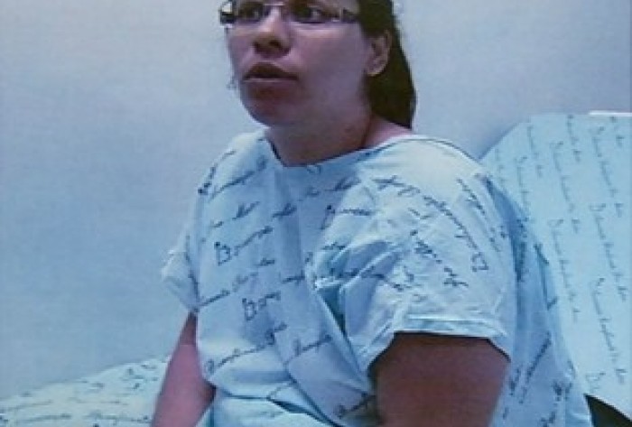 Cruel: Mulher mata o filho com tesourada no coração logo após o parto para não perder o marido