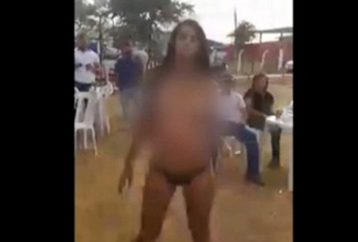 Mulher tira a roupa e dança seminua em vaquejada no Rio Grande do Norte. Vídeo