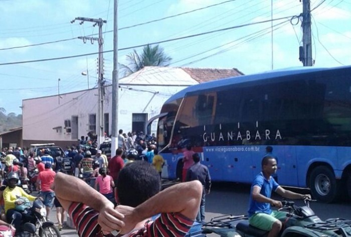 Dupla assalta passageiros de ônibus da Guanabara e estupra estudantes; polícia prendeu acusados