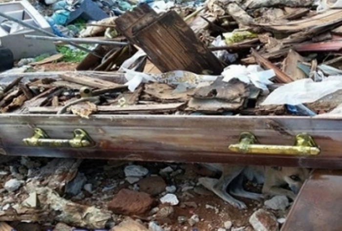 FLAGRANTE: Professor denuncia que restos de cemitérios são jogados em BR no Sertão