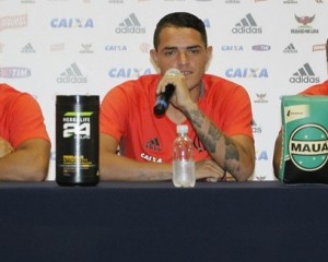 Thiago Santos prestando sua primeira entrevista coletiva no Fla (Foto: Gilvan de Souza/Fla Imagem)
