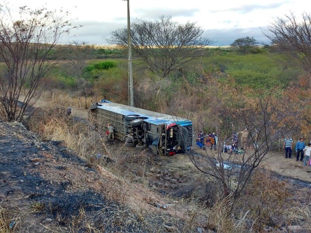 Ônibus caiu em um barranco após a colisão (Foto: Reprodução TV Verdes Mares)
