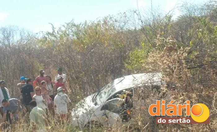Carro capotou e saiu da pista (foto: Diário do Sertão)