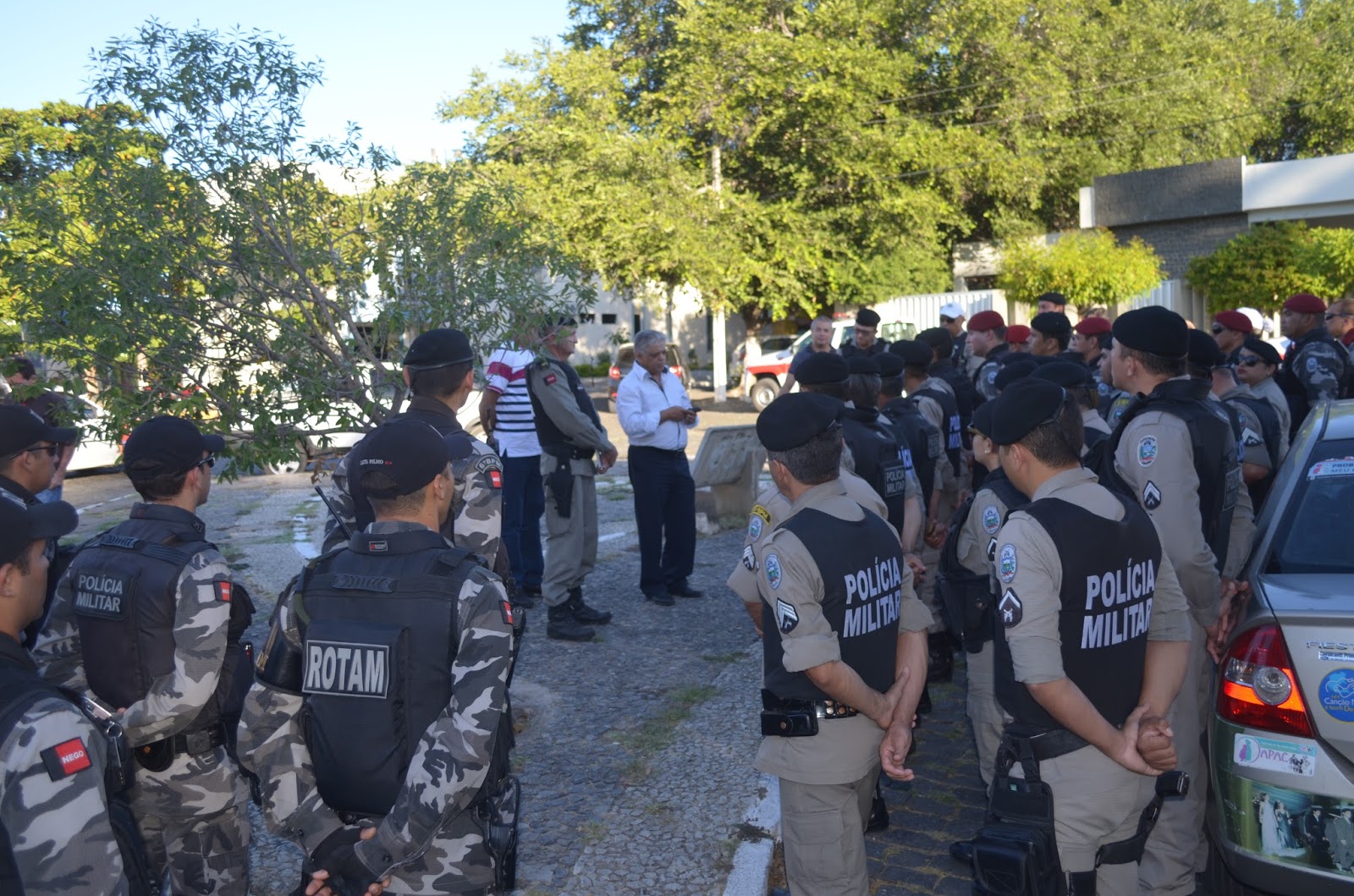 Comandante da PM de Cajazeiras e o secretário de Segurança do Estado (a paisana) passam instruções aos policiais (Foto: Ângelo Lima)