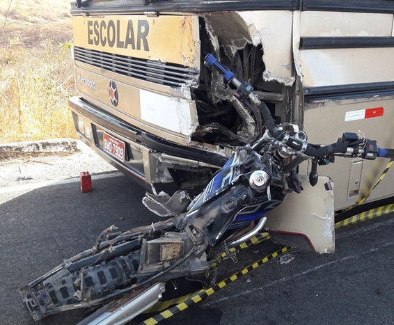 Moto e ônibus envolvidos no acidente (Foto: Radar Sertanejo)