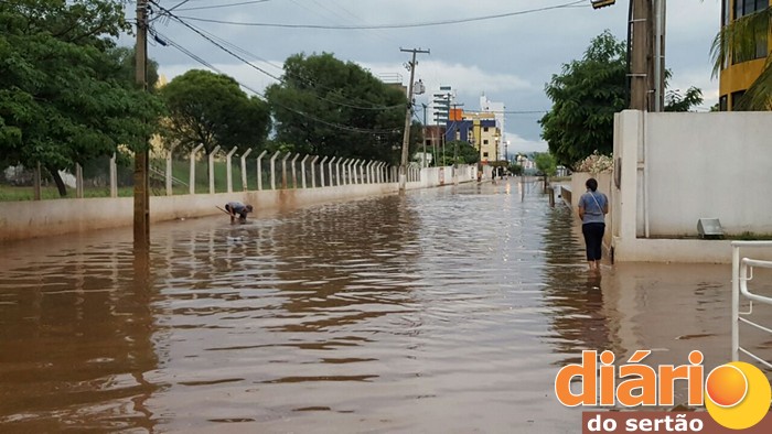 Ruas de Sousa ficam alagadas após forte chuva; Comunidade ... - Diário do Sertão (liberação de imprensa) (Blogue)