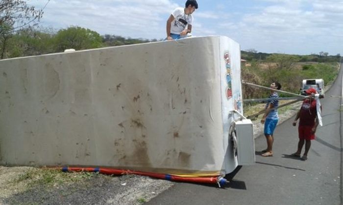 Veja as fotos : Circo que saiu de Sousa para Cajazeiras se envolve em acidente na BR 230