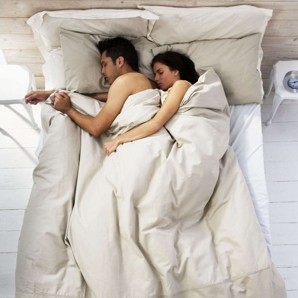 Муж с женой спят в кровати. Обнимашки в кровати. Спать вдвоем. Люди спят вместе.