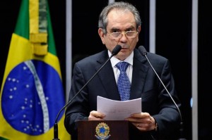 Senador Raimundo Lira na tribuna do Senado