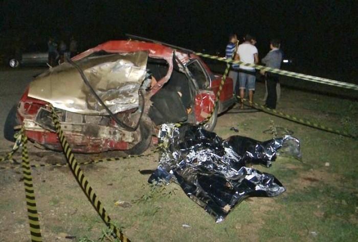 O acidente entre os dois carros aconteceu entre cidades de Paulista e São Bento. Veja!