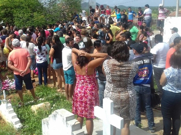 Enterro de cinco das vítimas aconteceu na manhã desta quarta-feira (10) (Foto: Felipe Valentim/TV Paraíba)