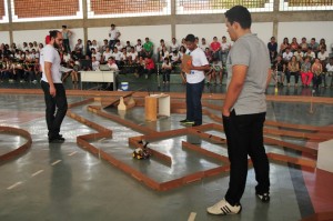 Alunos e seus robores disputam prova em circuito montado no ginásio do IFPB de Cajazeiras