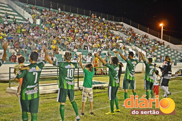 Dinossauro contou com o apoio da torcida (foto: DS)