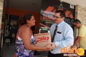Advogado entrega cestas básicas em Sousa