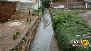 Canal que atravessa o bairro São José causa alagamento por causa do acúmulo de lixo