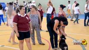 Cheiroso recebendo carinho de moradores