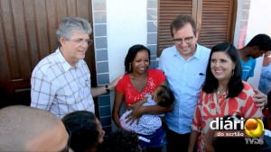 Da esq. para a dir.: Ricardo, uma moradora contemplada, o ex-prefeito Fábio Tyrone e a vice-governadora Lígia Feliciano