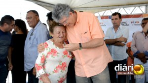 Governador entrega chave a moradora do Cidade Madura