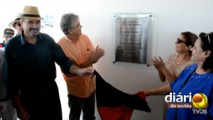 Ricardo Coutinho, de camisa laranja, inaugurou condomínio para idosos em Cajazeiras nesta sexta (18)