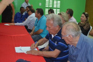 Ao lado do presidente estadual da legenda, José Aldemir assina ficha de filiação ao PP (Foto: Ângelo Lima)