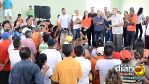 Ricardo discursa para moradores em Bom Jesus