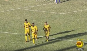 França, no centro, comemora com os companheiros gol que deu a vitória do Paraíba sobre o Atlético