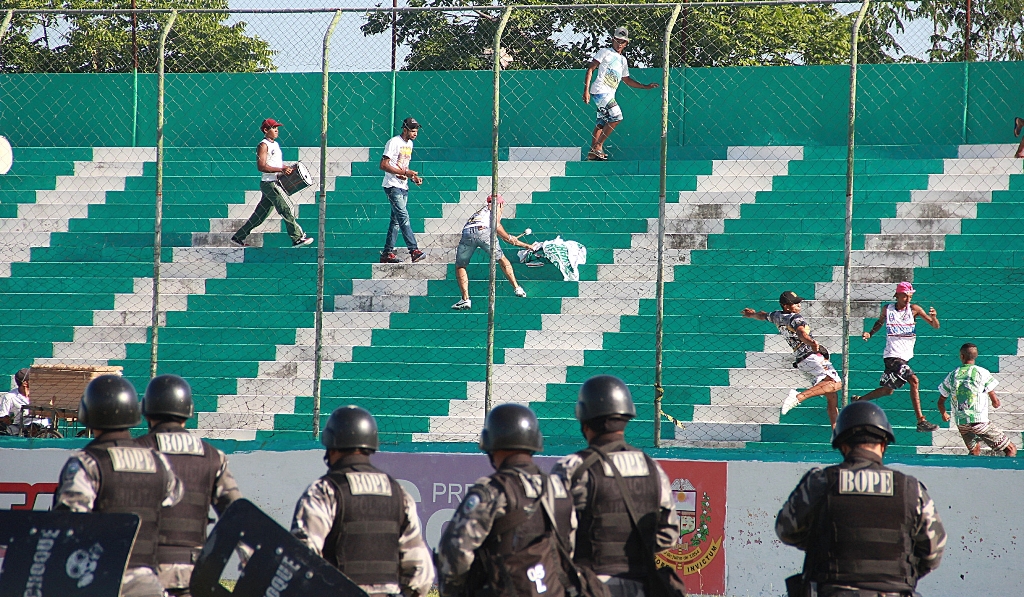 Torcedores de Sousa e Treze brigam nas arquibancadas do Estádio Marizão (Foto: João Fábio)