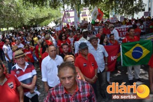 Manifestação começou na Praça das Oiticicas