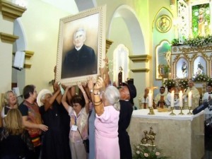 Imagem do padre entra em templo católico após perdão da Igreja Católica