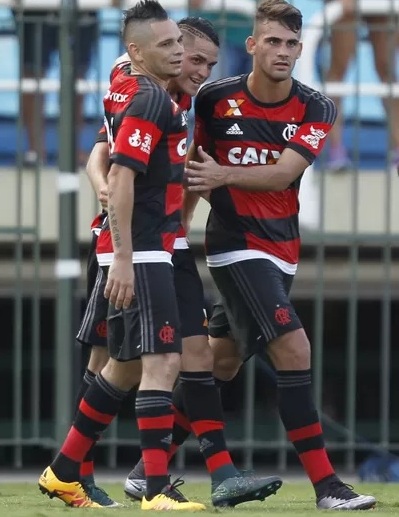 Thiago Santos, abraçado por Pará e Felipe Vizeu, teve início difícil no Fla (Foto: Gilvan de Souza/Fla Imagem)