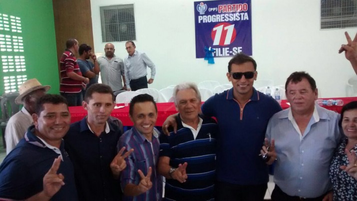 Zé Aldemir ao lado dos vereadores de oposição durante lançamento de pré-candidatura