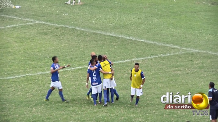 Jogadores comemoram o gol da vitória (Foto: reprodução TV Diário do Sertão)