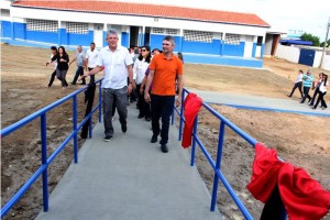 Ricardo Coutinho visita escola em São Bento