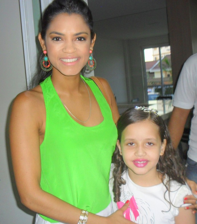 Em 2014, Laís Amaro teve a oportunidade de tietar Lucy Alves, nos bastidores de um show (Foto: Arquivo Pessoal)