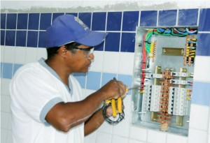 Técnico realizando as instalações elétricas 