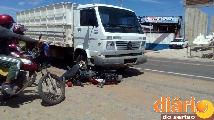 Acidente foi registrado na BR 230 em Sousa (Foto: João Fábio) 