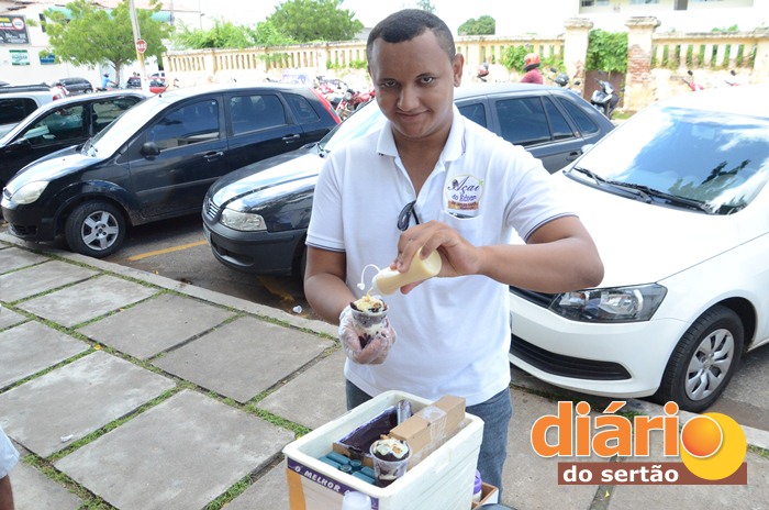 Edvan percorre a cidade de bicicleta vendendo açaí (foto: Charley Garrido)