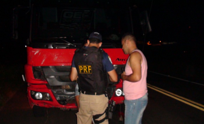 A Polícia Rodoviária Federal isolou a área até a chegada da perícia.