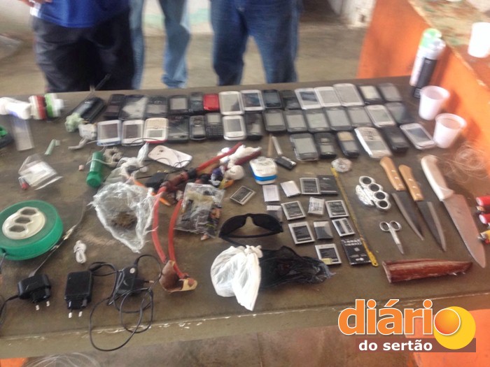 Material foi apreendido pela polícia no CEA