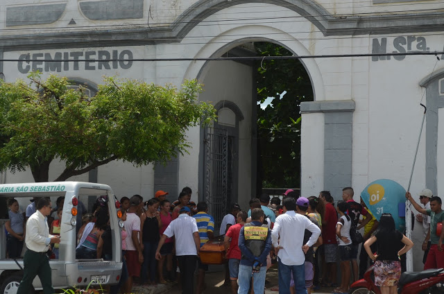 Família e amigos se despediram do ovem nessa terça-feira 