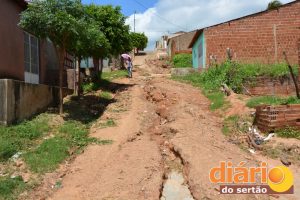 Lama desce e invade casas quando chove