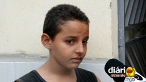 O pequeno Thayslan se emociona ao falar sobre a ausência do pai na sua vida