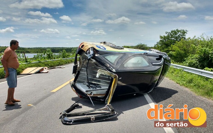 Veículo capotou na BR 230 (foto: WhatsApp)