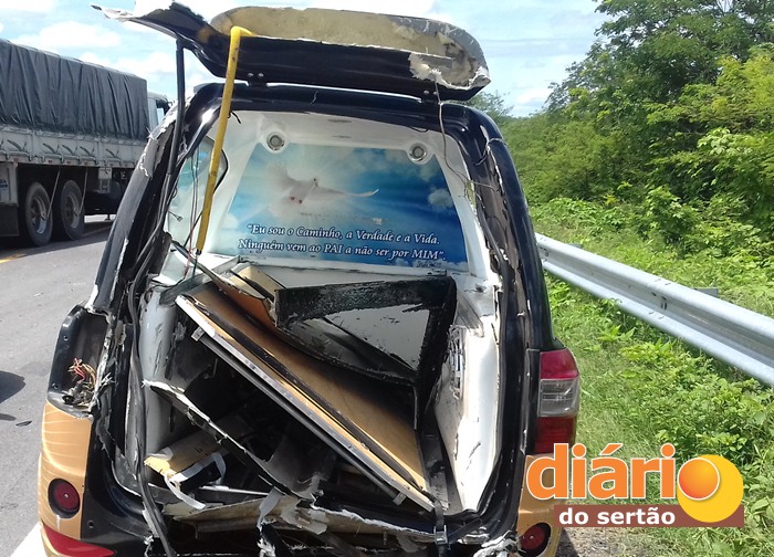 Automóvel ficou parcialmente destruído (foto: Diário do Sertão)