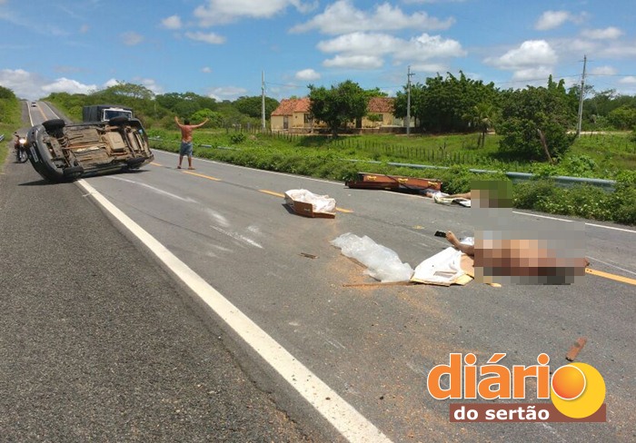 Corpos foram arremessados para fora do veículo (foto: Diário do Sertão)