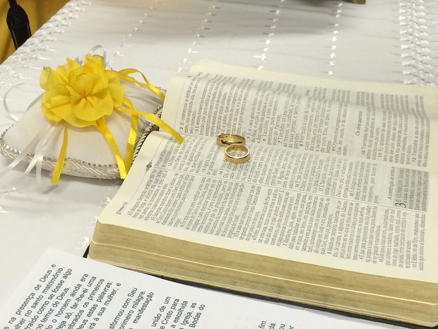 Alianças do casal Edgard Bezerra e Lidiane Santos sobre bíblia, durante casamento em capela de hospital de Brasília (Foto: Hospital Universitário de Brasília/Divulgação)