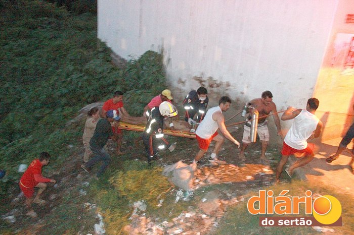 Vitima sendo resgatada pelas equipes de urgência de Sousa (Foto: DS)